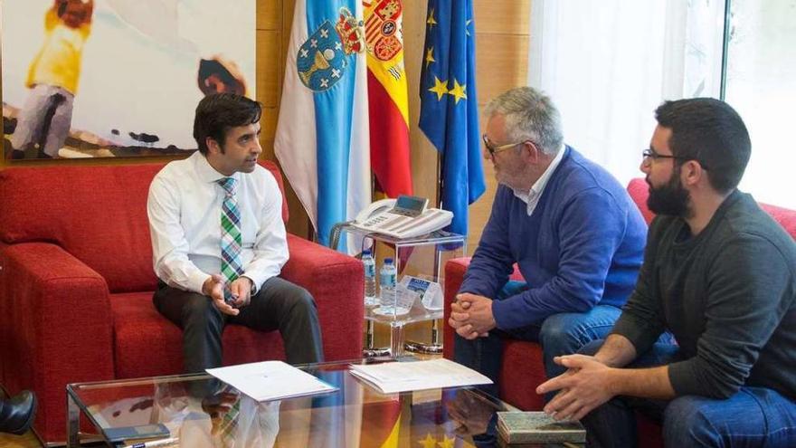 José Manuel Rey, con el alcalde de Cangas, Xosé M. Pazos, y el edil Tomás Hermelo.