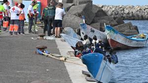 Archivo - Los equipos sanitarios atienden a varios migrantes a su llegada al puerto de La Restinga, a 4 de febrero de 2024, en El Hierro, Santa Cruz de Tenerife, Tenerife, Canarias (España).