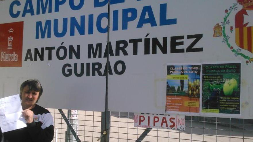 Antonio Olmedo Zamora muestra la denuncia a las puertas del campo de fútbol de Puebla de Soto.