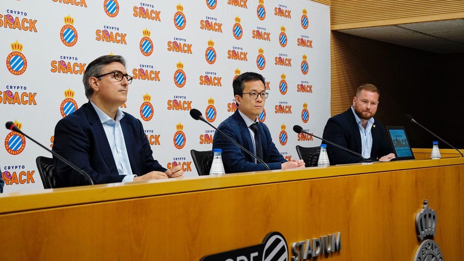 Mao Ye, en el centro, durante la rueda de prensa de este lunes en el RCDE Stadium.