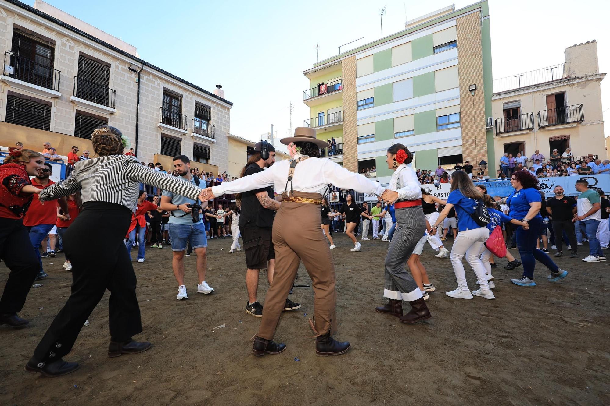 Las imágenes del primer encierro y de las exhibiciones taurinas de las fiestas de Almassora