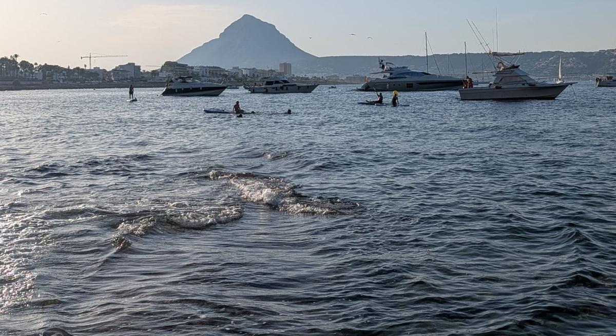 Embarcaciones que están fondeadas con el ancla en lugar de permanecer amarradas a una boya ecológica