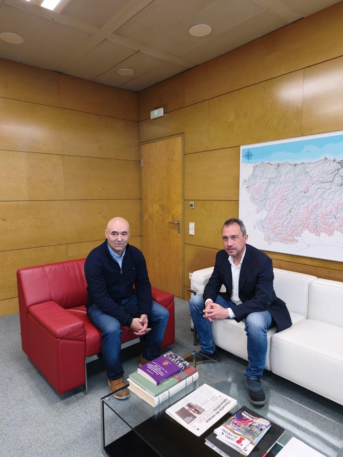 Serafín Sánchez, representante de los máximos accionistas de la empresa, junto con el consejero de Ordanción, Ovidio Zapico.