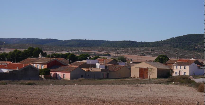 Parte posterior de La Encina, en el Camino Viejo de la Font de la Figuera.