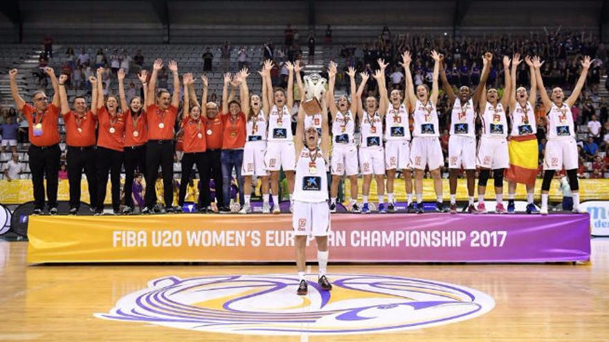 Maite Cazorla, capitana de la selección española, levanta el título de campeonas de Europa sub 20 de baloncesto.