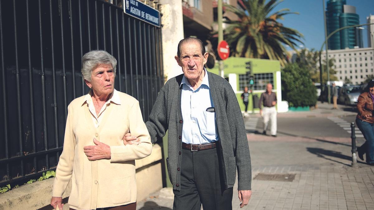 El doctor Eduardo Vela y su esposa fueron fotografiados por Interviú mientras paseaban por Madrid