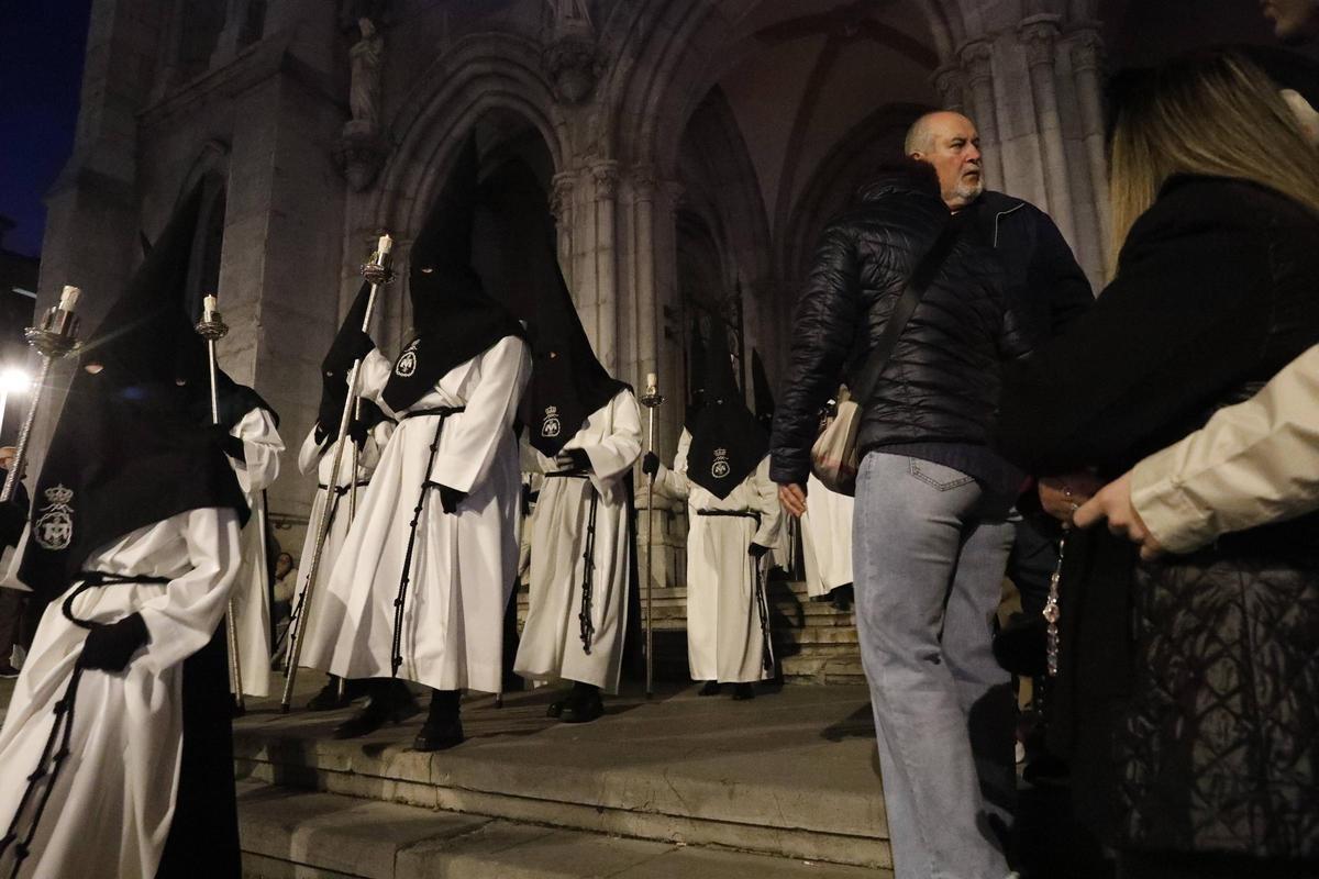 EN IMÁGENES: Emocionante procesión de la Soledad el Viernes Santo en Avilés