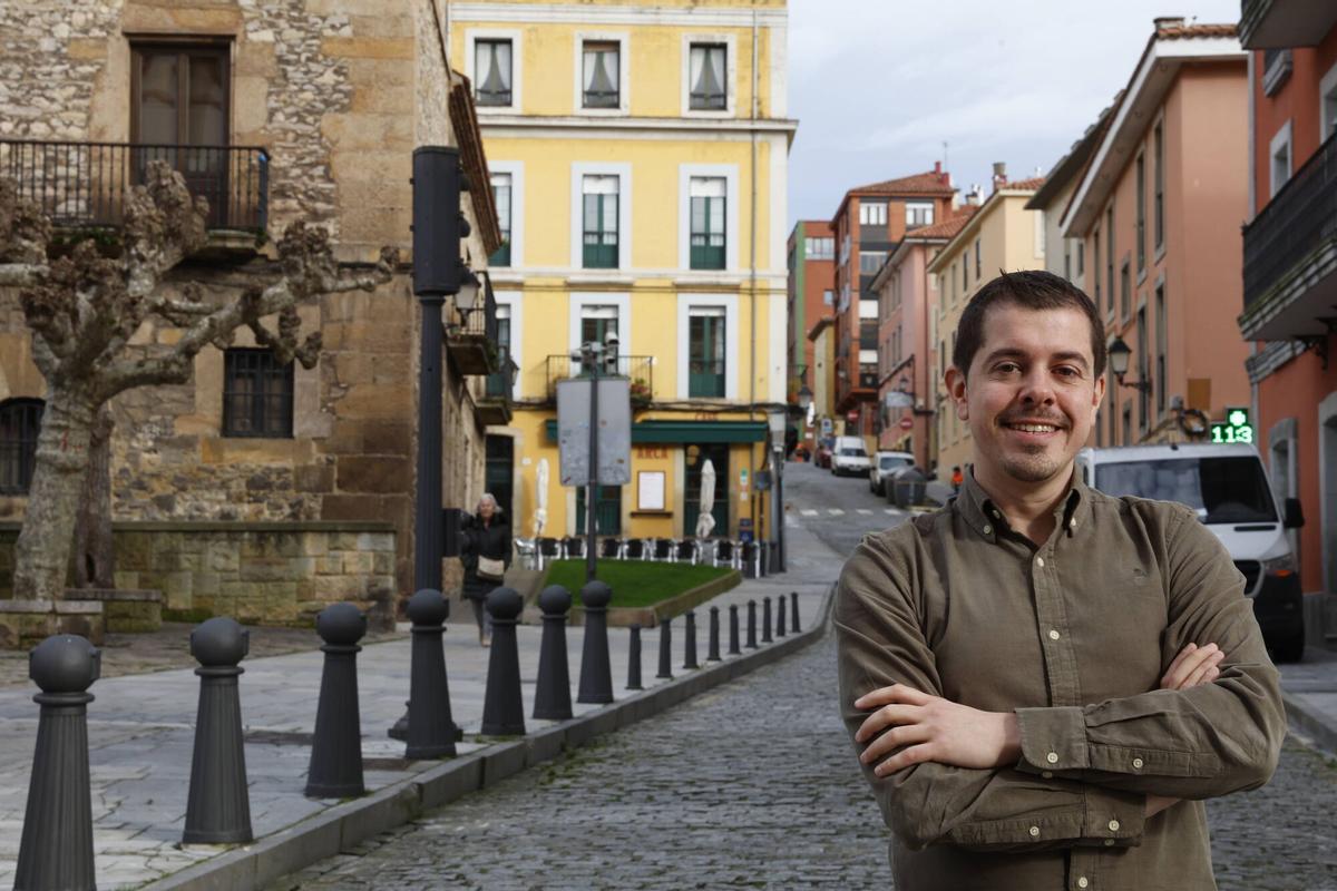 Javier Suárez Llana en la calle Escultor Sebastián Miranda de Cimavilla.
