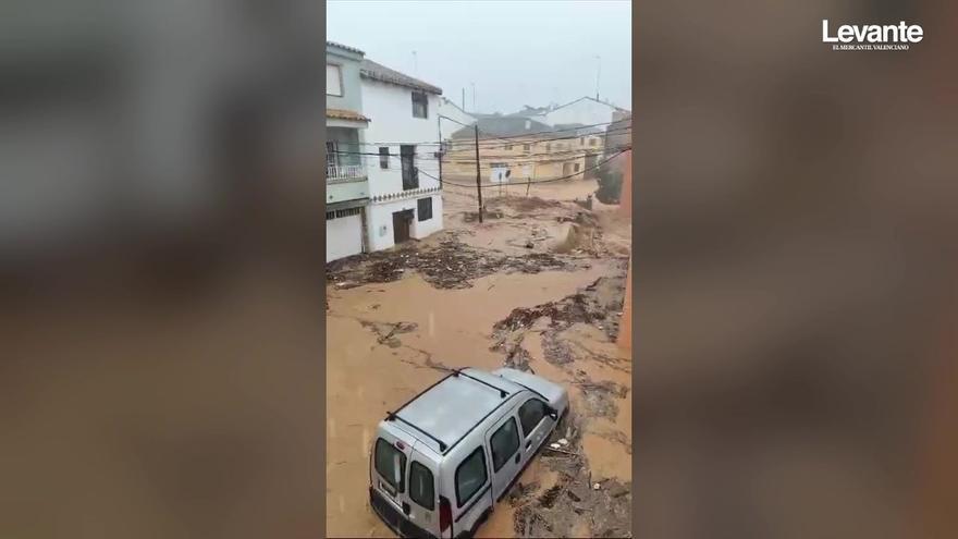 La UME evacúa con helicóptero y barcas a vecinos en Utiel (Valencia) con sus casas anegadas