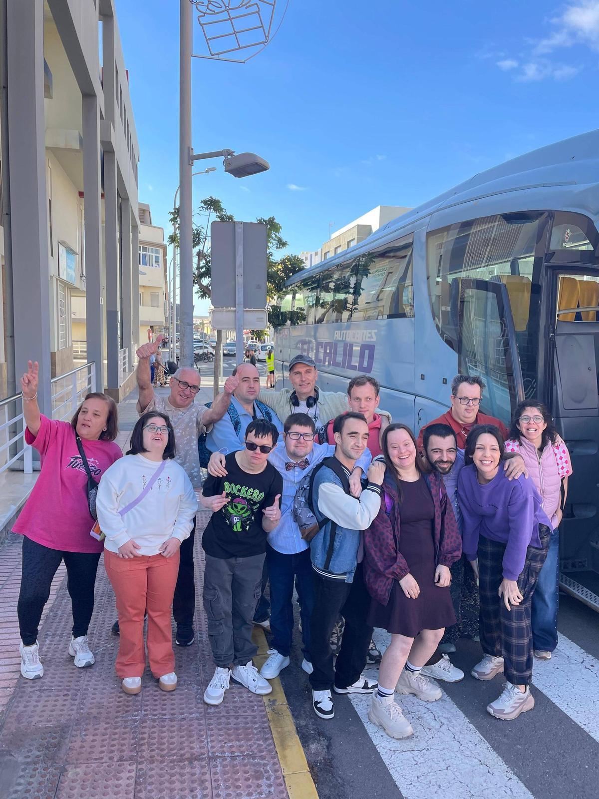 David Marqués con parte del elenco de 'Haciendo amigos'.