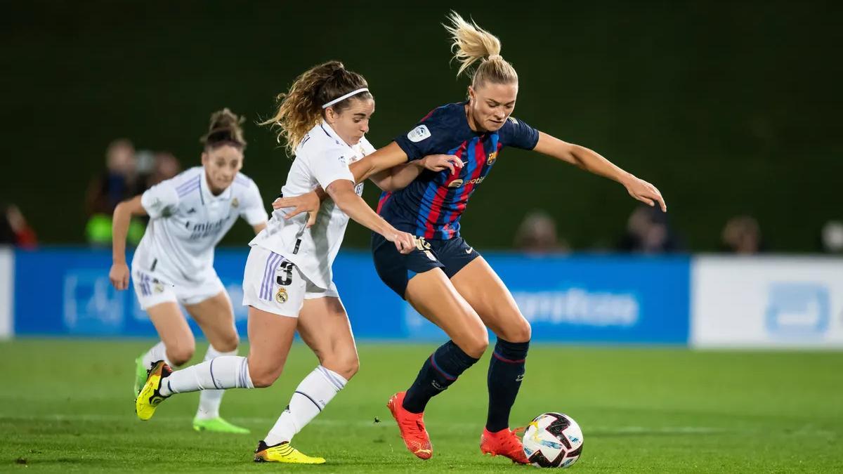 Fridolina Rolfö y Tere Abelleira durante el Clásico liguero de la temporada 22-23