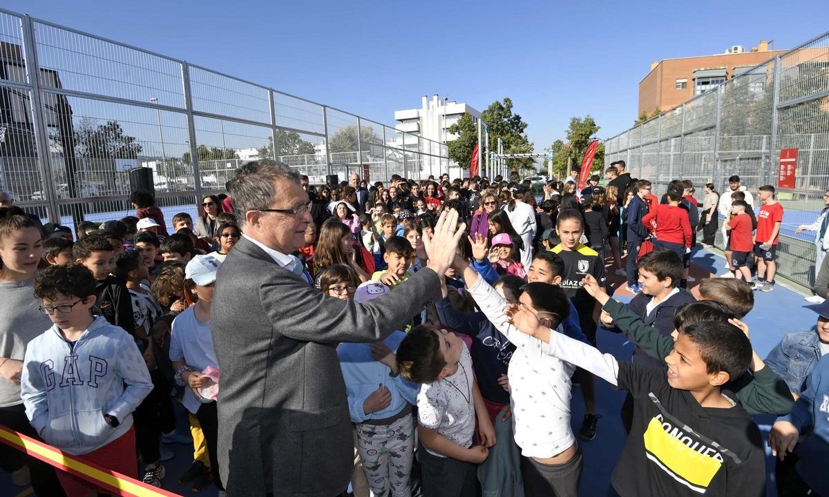 El alcalde de Murcia, José Ballesta, saluda a los jóvenes que han estrenado las pistas deportivas.