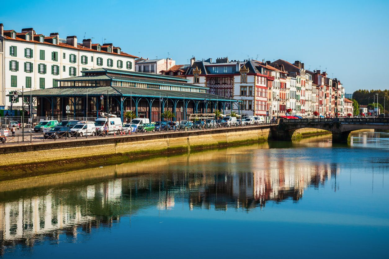 Bayona está atravesada por dos ríos