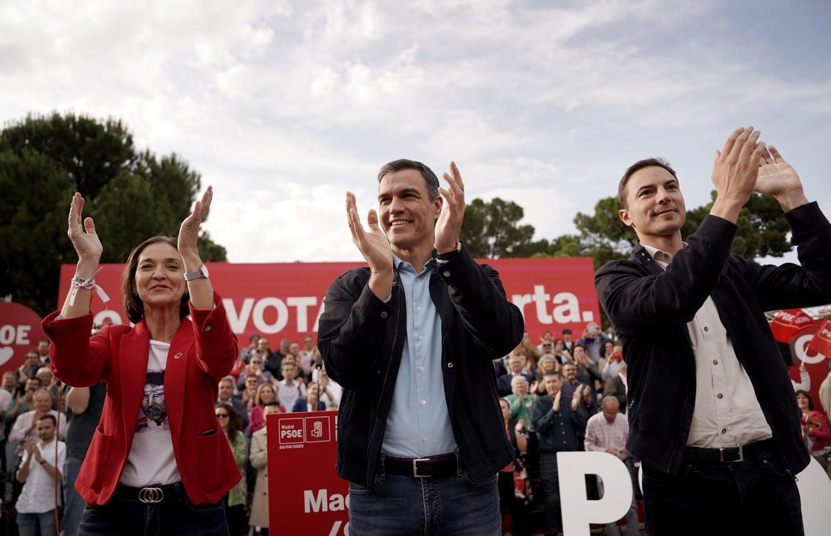 Pedro Sánchez en el cierre de campaña con los candidatos de a la presidencia de Madrid, Juan Lobato, y la alcaldía de la capital, Reyes Maroto.