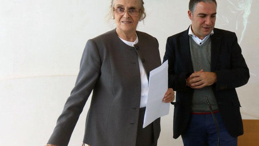 María Victoria Atencia y Elías Bendodo, este jueves en la Diputación de Málaga.