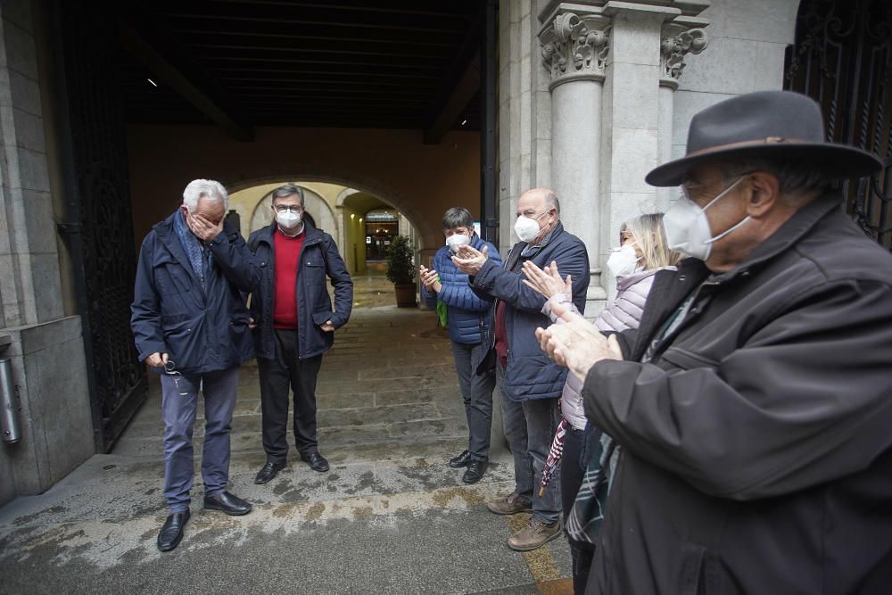 Companys, amics i familiars acomiaden en un acte sorpresa a l'interventor municipal