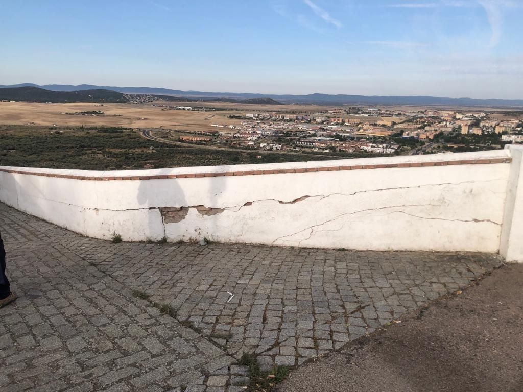 Susto por la caída del muro del santuario de la Montaña en Cáceres