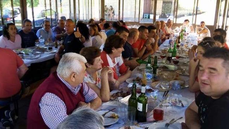 La Peña los Carduxos de Piloña disfruta de su comida anual.