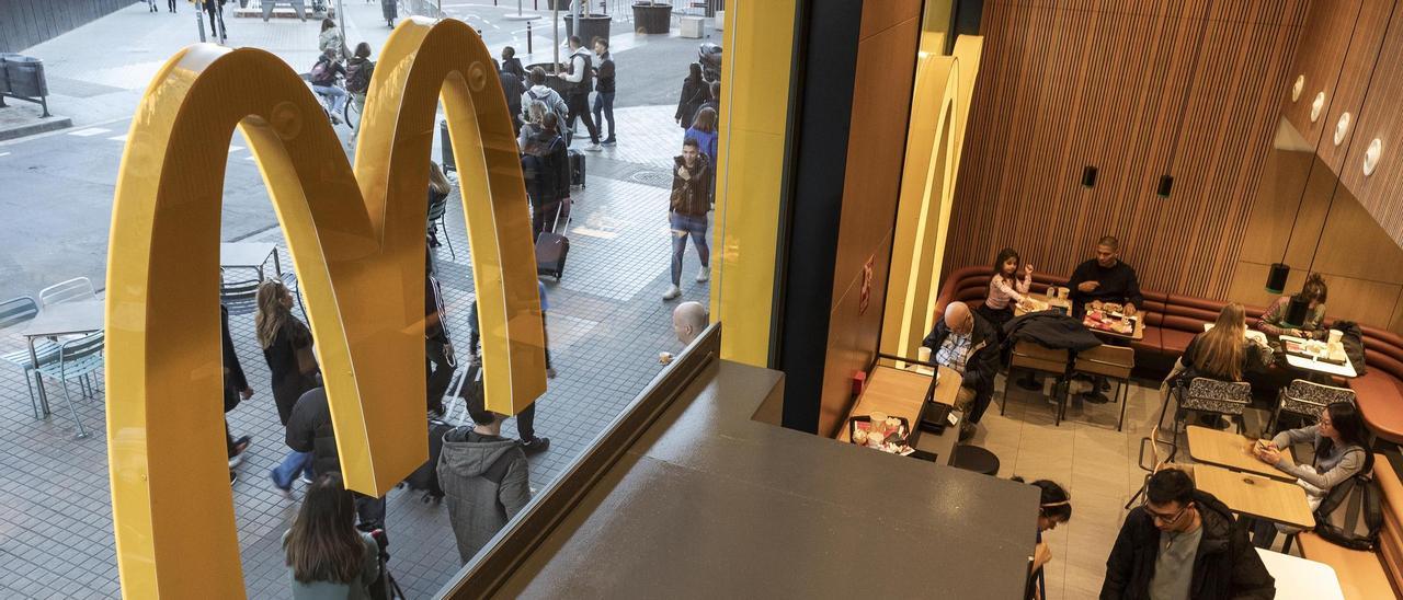Un McDonald's del Eixample, recientemente renovado.