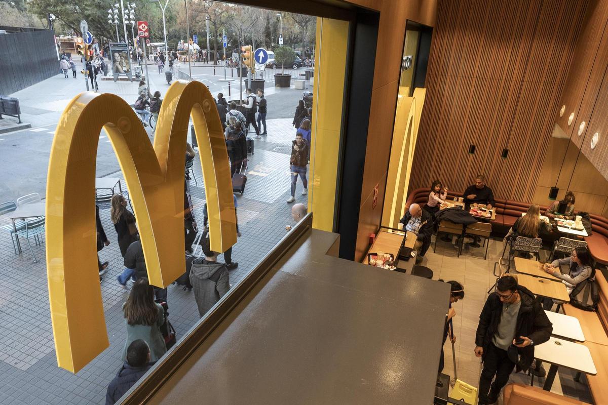Un McDonald's del Eixample, recientemente renovado.
