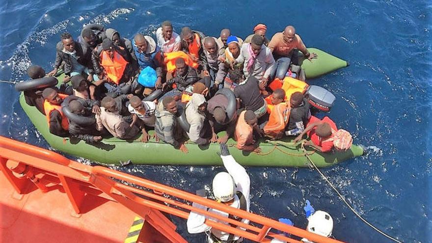 Inmigrantes rescatados en una patera en aguas del Mar de Alborán.