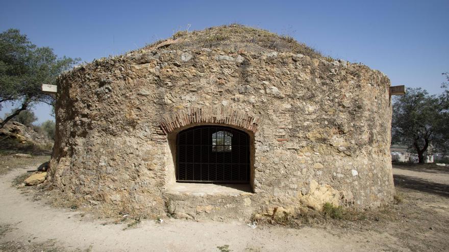 Aparecen pintadas en la nevera del siglo XVII ubicada en las faldas del Castell de Xàtiva