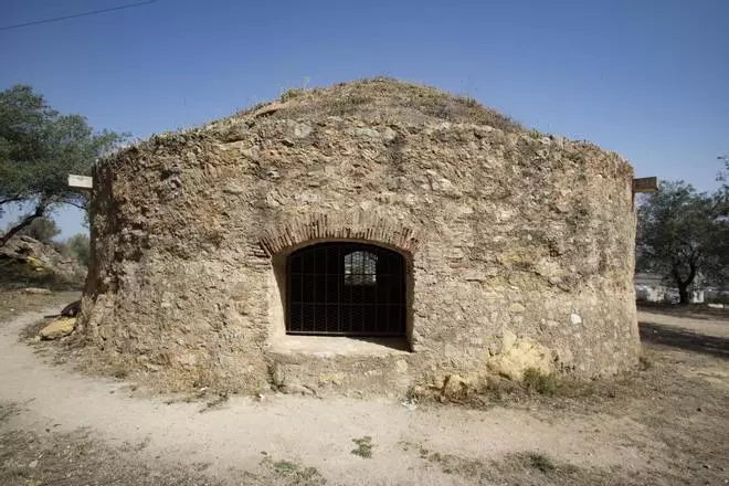 Aparecen pintadas en la nevera del siglo XVII ubicada en las faldas del Castell de Xàtiva
