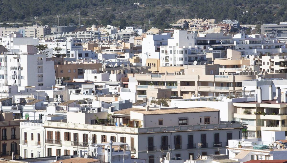 Imagen de archivo de viviendas y pisos en el centro de Ibiza. | VICENT MARÍ