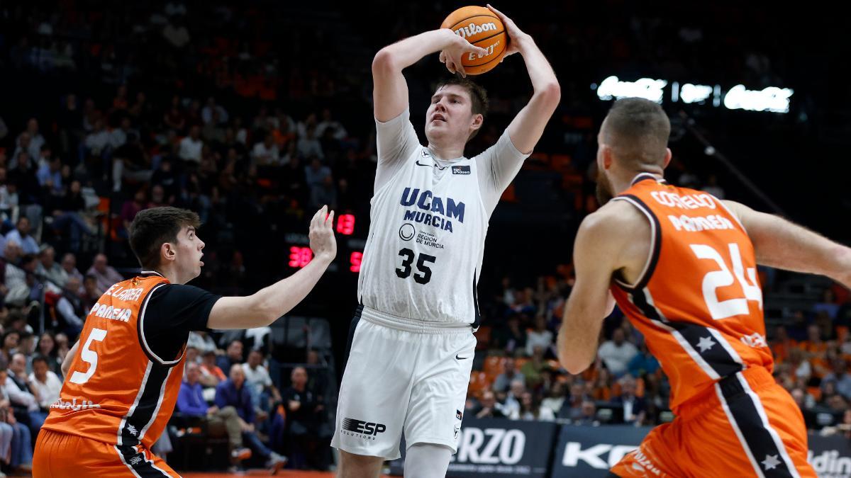 El jugador de UCAM Murcia, Simon Birgander, lanza ante los jugadores de Valencia Basket