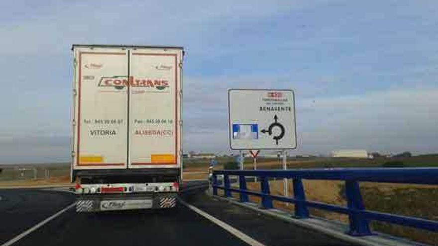 Un camión en el acceso a uno de los tramos de la autovía Zamora-Benavente, el miércoles.