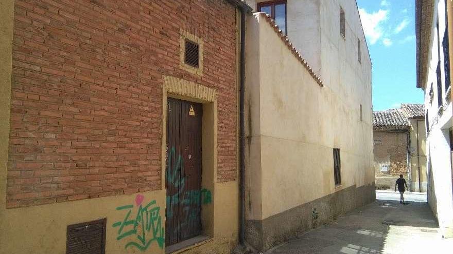 En primer término, inmueble del centro de transformación dañado, en la calle Estudiantes.