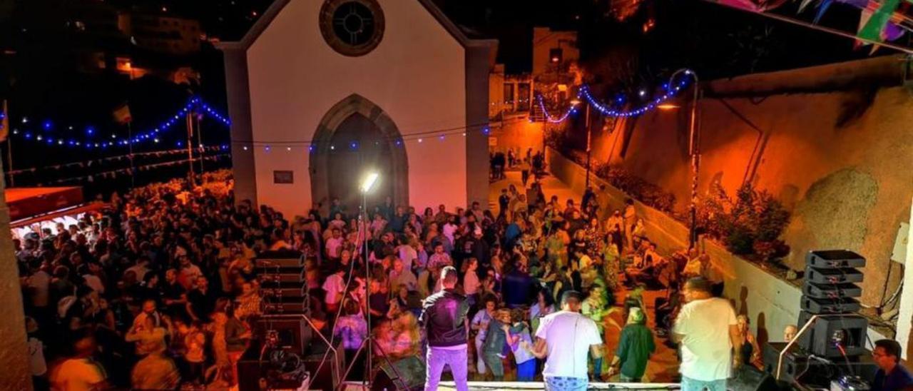 La orquesta Revelación amenizó la verbena en la plaza de la Iglesia.