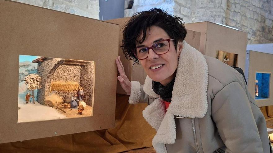 Rosa Boixader amb un dels seus diorames