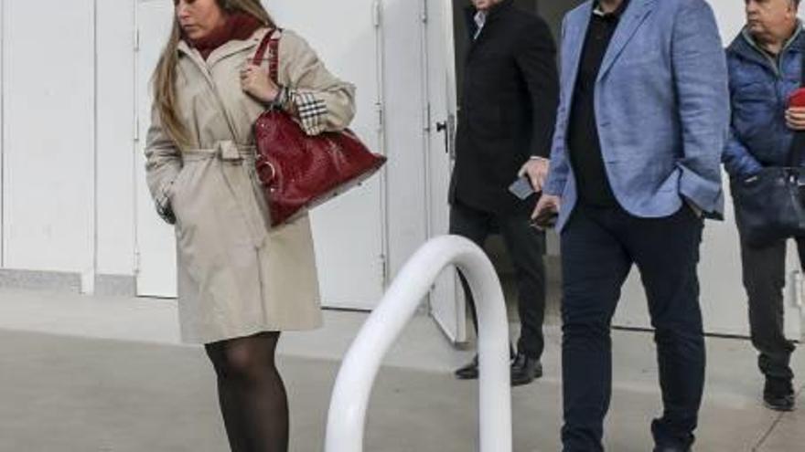 Patricia Rodríguez, saliendo del Martínez Valero junto a Christian Bragarnik y Ricardo Pini.