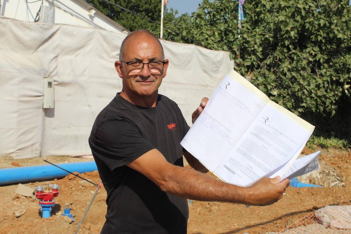 José Manuel Macías muestra el escrito presentado para reclamar las acometidas de agua a las viviendas.
