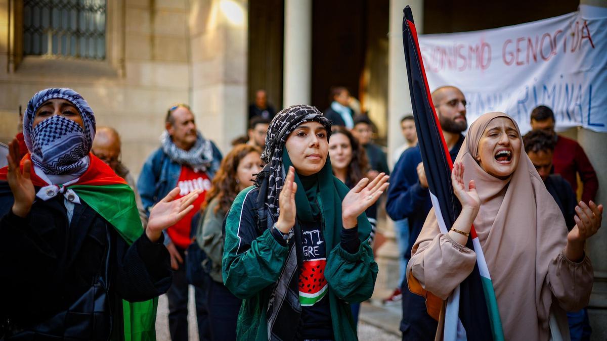 Estudiantes acampan en el Edificio Histórico de la Universitat de Barcelona para apoyar a Palestina