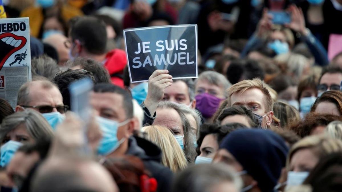 zentauroepp55500291 file photo  people gather at the place de la republique in p201027172955