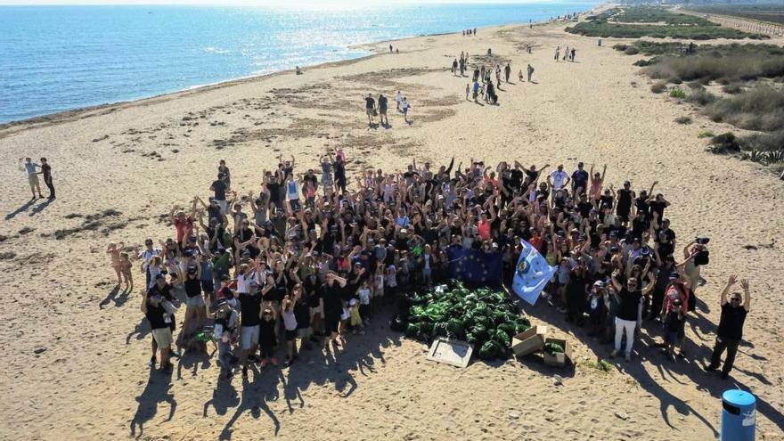 Cuatrocientos voluntarios recogen 750 kilos de basura en la playa de los Saladares de Alicante