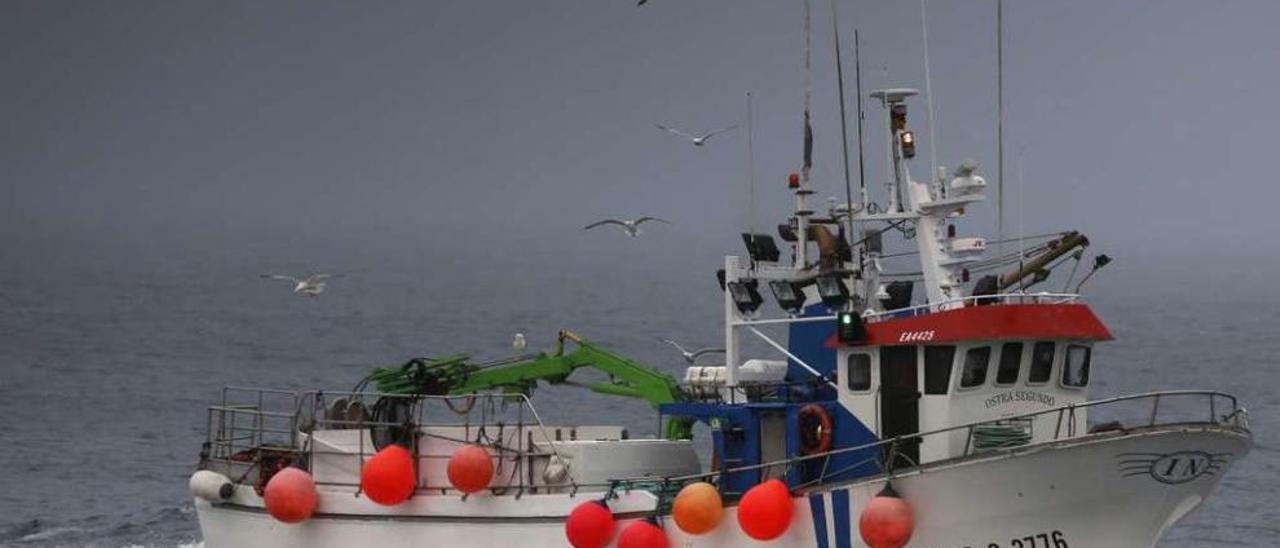 El &quot;Ostra Segundo&quot;, en una foto de archivo, saliendo a faenar. // Ricardo Grobas