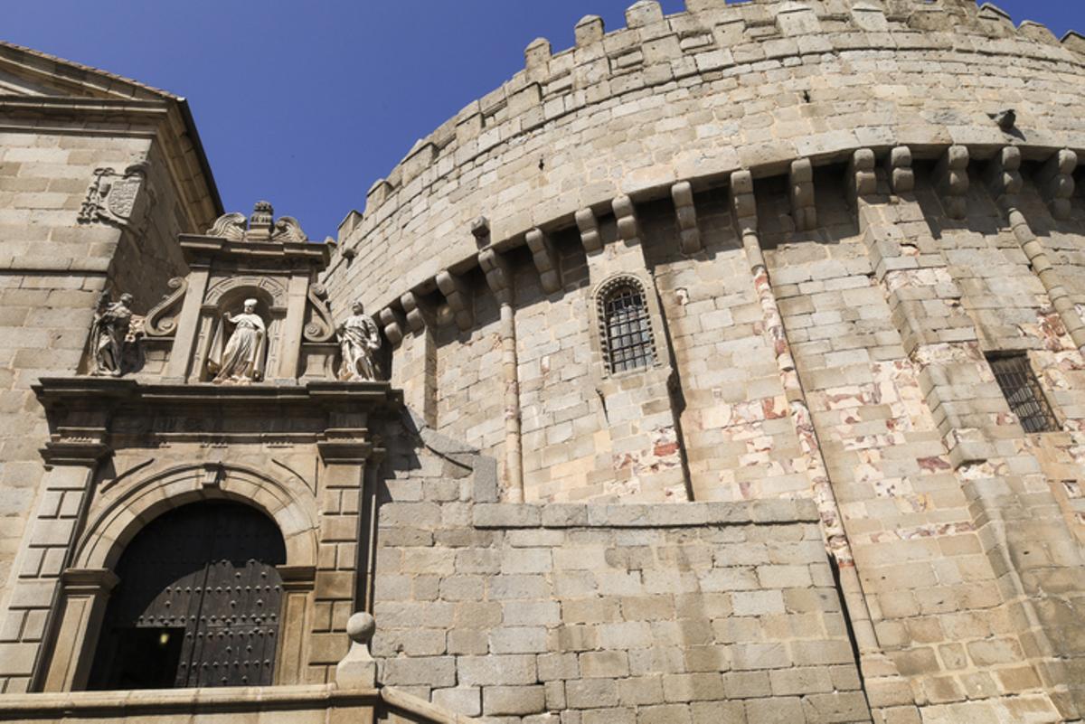 Imagina tapear con vistas al ábside de San Segundo de la catedral de Ávila.
