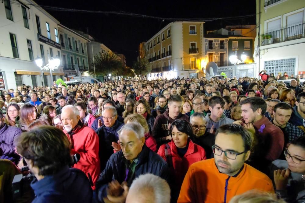 Concentración de repulsa contra la violencia de género celebrada en Elda.