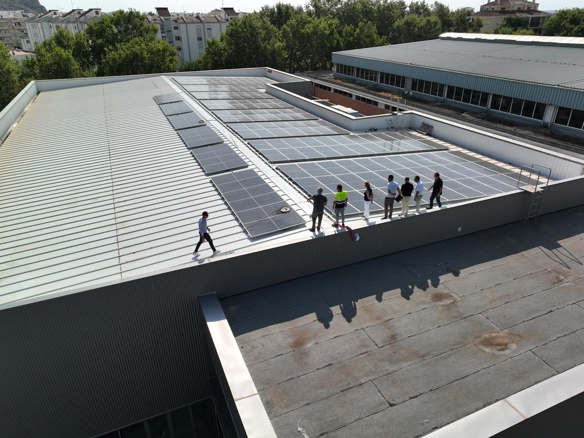 Las placas fotovoltaicas colocadas en la cubierta de la piscina