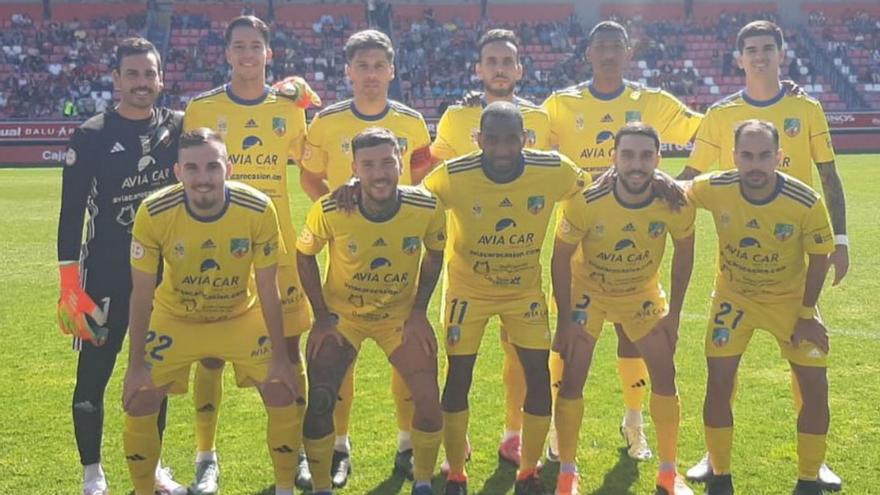 Formación inicial que presentaba ayer la UD San Fernando en el Estadio Los Pajaritos de Soria