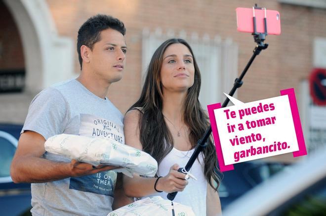 Chicharito y Lucía Villalón con el palo selfie