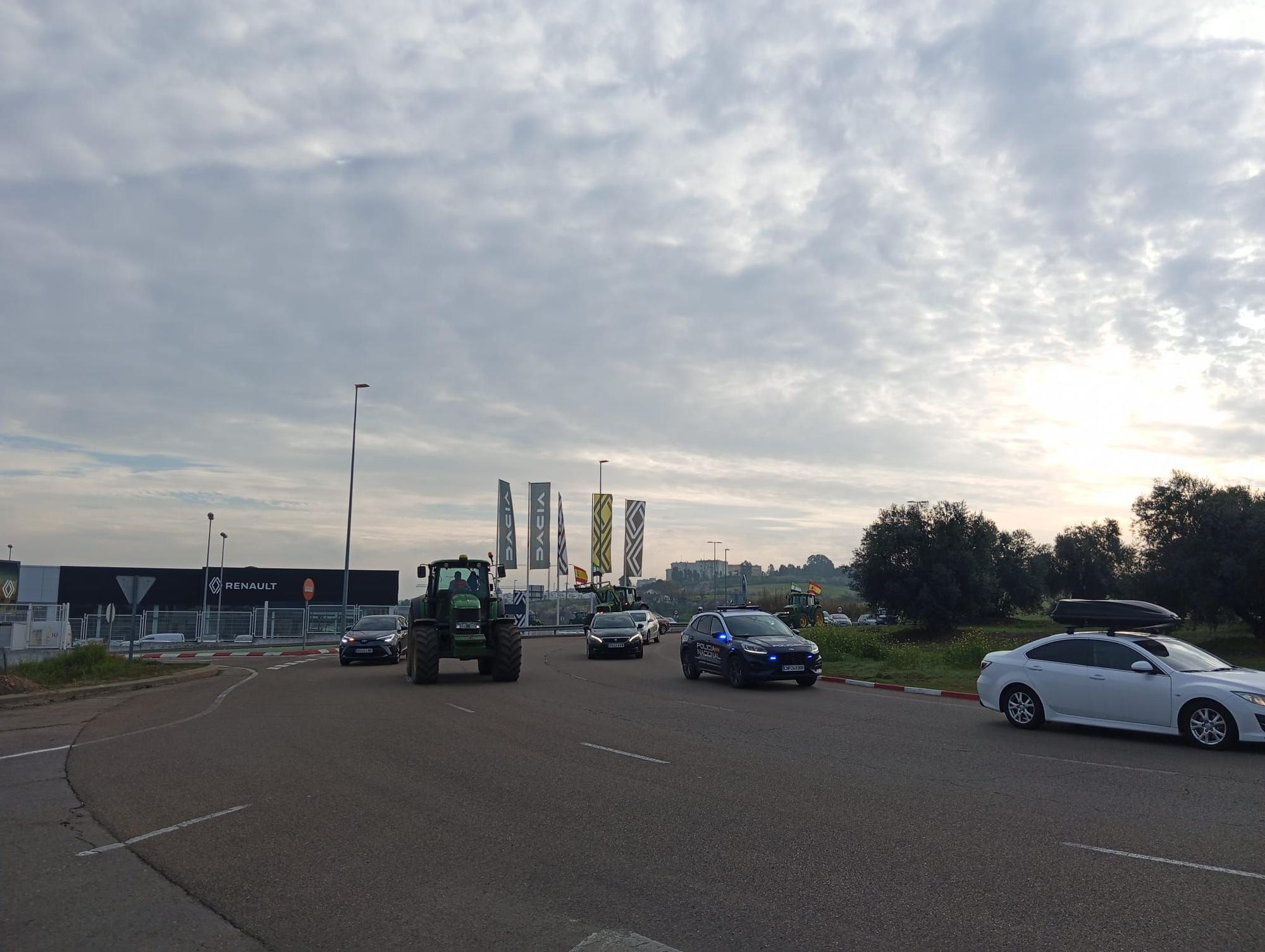 Tractores procedentes de Gévora, Talavera la Real y Villafranco del Guadiana se dirigen por la autopista hasta el centro comercial El Faro.