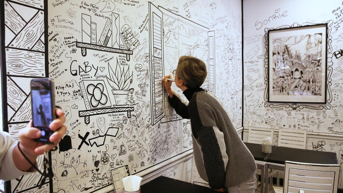 Una clienta de Crani garabatea en la pared.