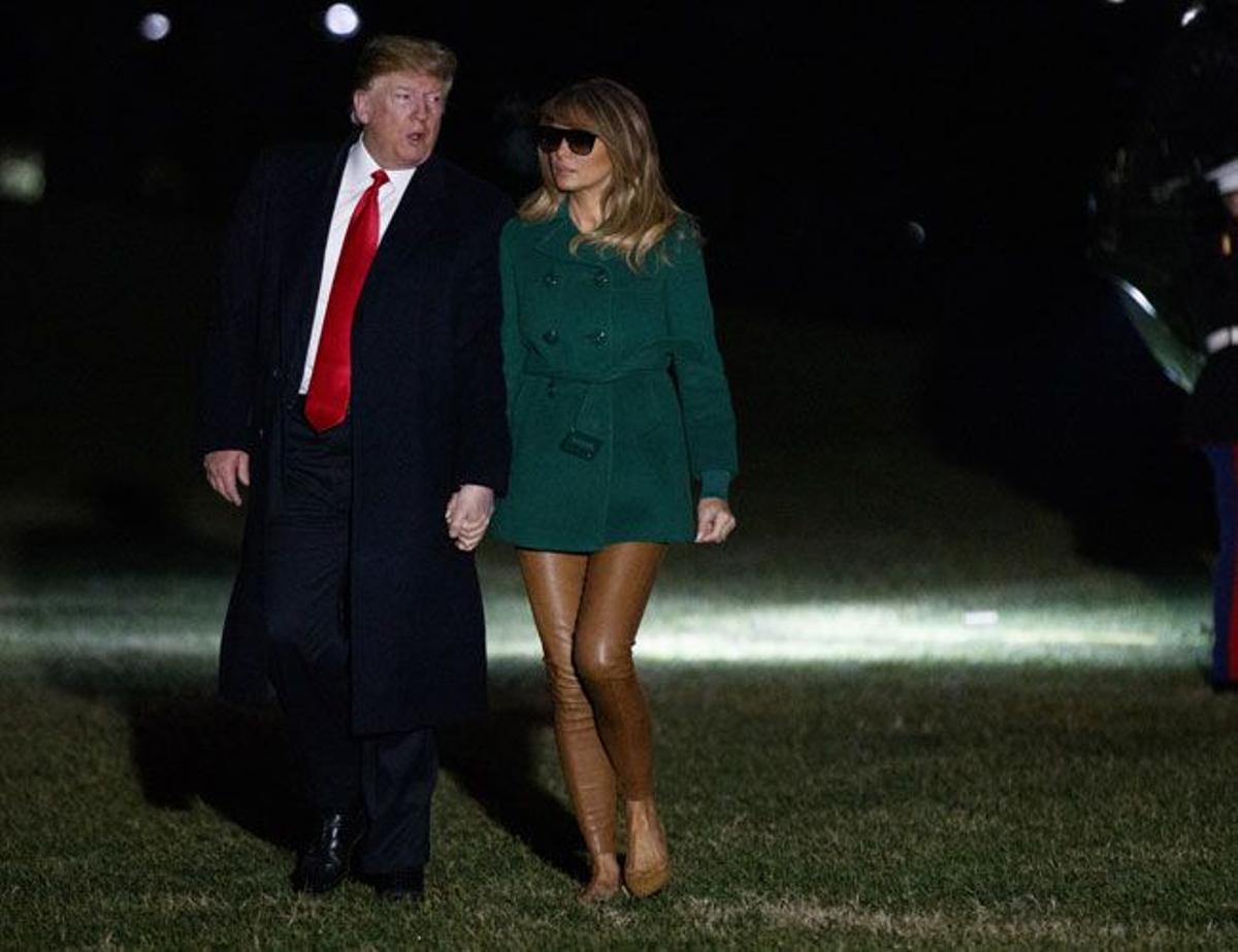 Donald Trump junto a su mujer, Melania Trump, tras volver de Iraq