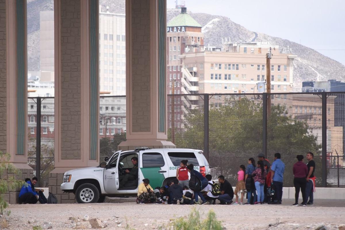 MEX050  CIUDAD JUAREZ  MEXICO   06 08 2019 - Migrantes centroamericanos son detenidos por la patrulla fronteriza estadounidense despues de cruzar la barda fronteriza que divide a Mexico de este pais  en cercanias del puente Internacional Santa Fe  en Ciudad Juarez  estado de Chihuahua  Mexico   En su mayoria son familias provenientes de paises centroamericanos como Guatemala  El Salvador y Honduras  quienes cruzan hacia Estados Unidos y solicitan asilo politico  EFE Rey Jauregui