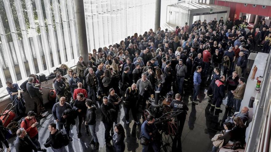 Los funcionarios de Cort asistieron ayer a una asamblea informativa en el Parque de Bomberos.