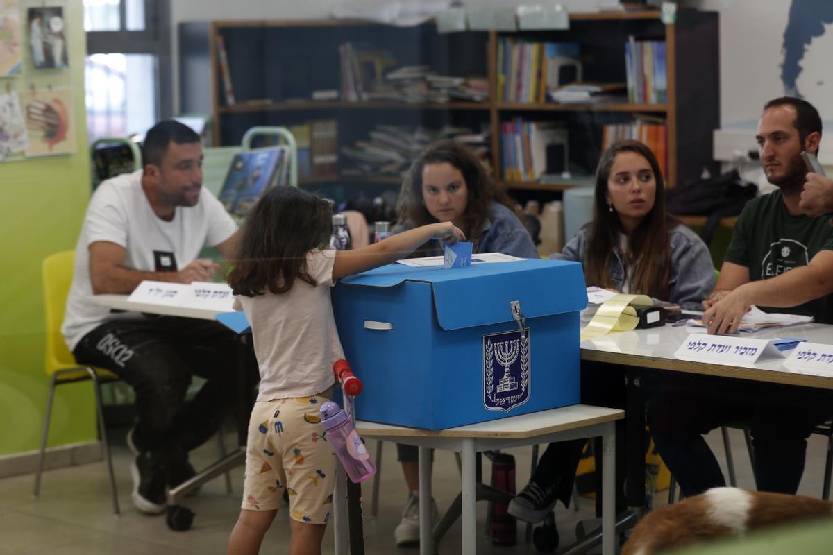  Una niña emite su voto durante las elecciones generales israelíes, en una mesa electoral en Tel Aviv, Israel.
